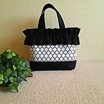 ●専用ページ●M☆ フリルバッグ👜モロッカン柄白ベース×黒