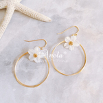 フラワーシェルのフープピアス（white）