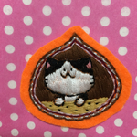 栗のかたちのねこのワッペン