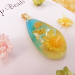 黄色いお花のドロップ型ネックレス レジントップのみ