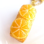 パウンドケーキとナッツのキーホルダー。