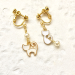 （しろ）おさんぽねこ と おすわりねこ✴︎パールを添えて。【イヤリングorピアス】