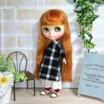 No.1050   ゆるナチュコーデ/黒地ラインチェックのチュニックと白いパンツ
