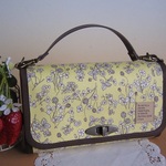 ほんわかレトロフラワーの幸せの黄色いお財布バック