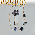 14kgf-sprinkle spinel モダンに飾る不揃いなVフックピアス