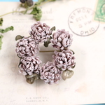 布花　しろつめ草のリースブローチ