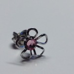 ピンクの小粒なお花ピアス