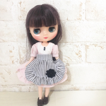 ピンクのワンピースとストライプのエプロンのセット（ミディブライスサイズ）