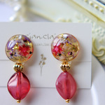 ピンクのビーズのアンティーク風ボタニカルイヤリング