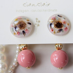 ブラウンかすみ草とピンクのピアス