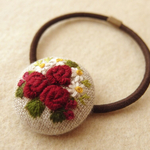 赤いバラと白い小花のブーケ刺繍 くるみボタンヘアゴム