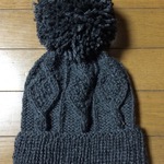 限定品    アラン模様ボンボンニット帽(チャコールグレー)