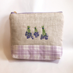 麻100%のラベンダー刺繍とチェックのポーチ