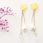 スターチスとしずくコットンパールとチェコガラス♡yellow　ゆれるピアス/樹脂ノンホールピアス（イヤリング）