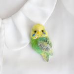 【ｍさまご注文分】ふわふわ小鳥ブローチ「黄緑色のセキセイインコ」
