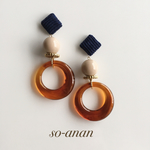 ネイビーニットとべっ甲リングピアス