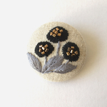 trioの花 刺繍 ブローチ ブラック