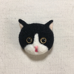 羊毛のハチワレ猫ブローチ