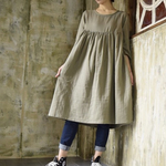 【心地よい服】立体裁断で魅せる、ゆったり胸元切り替えギャザーワンピース『ふわふわな肌触りが魅力の大人のダブルガーゼ（カーキグレー）