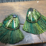 ビーズと刺繍のイヤリング