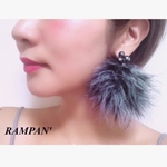 再販 グレー×ブラック ファーピアス