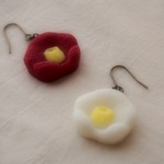 耳に砂糖菓子ピアス（白寒椿）