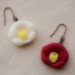 耳に砂糖菓子ピアス（赤寒椿）