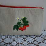 イチゴ刺繍ポーチ
