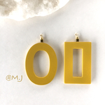 マル・シカクmustard　yellowのピアス・イヤリング