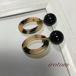 ブラックのカボションとべっこうフープのピアス