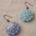 耳に砂糖菓子ピアス（あじさい：紫）