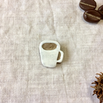 白いコーヒーカップブローチ