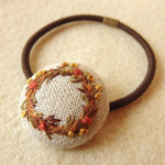 秋のリース刺繍 くるみボタンヘアゴム