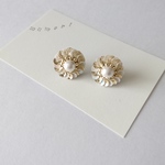 お花 ビーズ刺繍ピアス