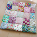 【 naga様オーダー品】52cm×52cm　リバティパッチワークのお座布団　pieni kukka