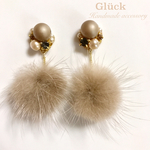 モコモコベージュのファーピアス