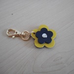 レザー　お花のキーホルダー　チャーム　携帯アクセサリー イエロー＆ブラック