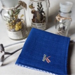 手刺繍入り4重ガーゼハンカチ「イニシャルK」[受注制作]