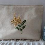 ミモザ刺繍のマチありポーチ