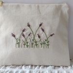 ラベンダーの花畑手刺繍ポーチ　