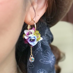 ゆらゆらフラワーとクリスタルのピアス