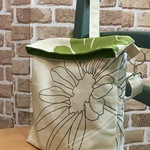 大きな花柄のショルダーバッグ