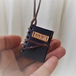 ＊革のミニBOOK型ネックレス＊本＊ネイビー＊