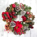 赤いポインセチアとチェックリボンのクリスマスリース