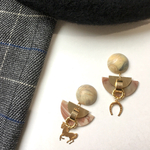 馬と馬蹄チャームのハーフムーンピアス／イヤリング（ベージュマーブル）