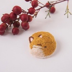 【限定】きつねさんの手刺繍ブローチ　ふわふわver.