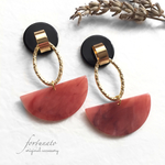 揺れる半円ピアス／イヤリング
