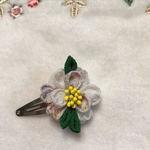 白いかわいいお花のぱっちんどめ