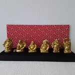  六布袋  置き物(紗綾形紋様衝立付き)