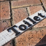  アンティークな『TOILET』プレート